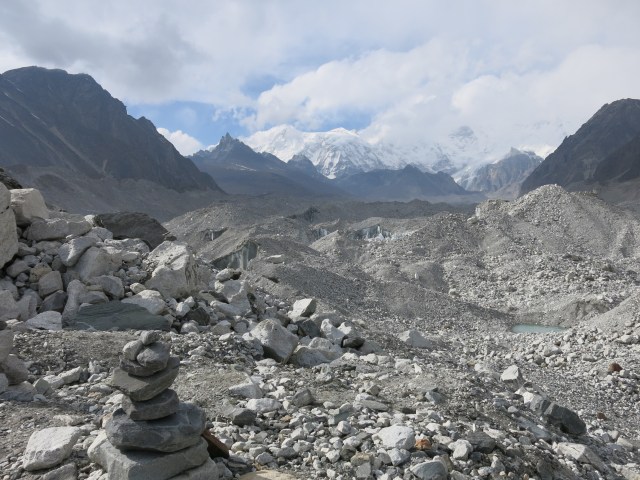 looking up the Ngozumba Glacier towards Cho Oyu